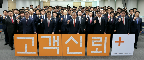 행사에 참석한 한화생명 여승주 대표이사 부회장(사진 좌측 3번째), 한화생명금융서비스 이경근 대표이사(사진 좌측 2번째), 피플라이프 구도교 대표이사(사진 좌측 4번째), 한화라이프랩 고병구 대표이사(사진 좌측 5번째), IFC 박상호 대표(사진 좌측 1번째)가 기념촬영을 하고 있다. ⓒ 한화생명
