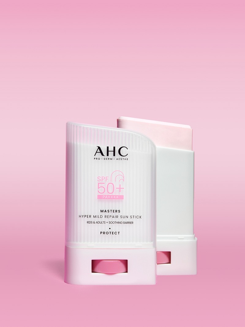AHC가 강렬한 자외선으로부터 온 가족의 피부를 보호하는 '마스터즈 하이퍼 마일드 리페어 선스틱'을 오는 16일 홈쇼핑 채널을 통해 출시한다. (AHC 제공)