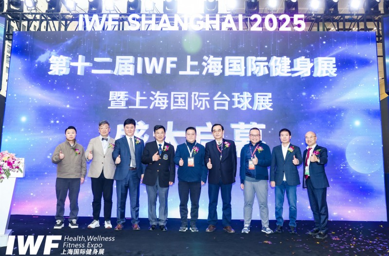 (사설)모던필라테스 김항진 대표(왼쪽 두번째)가 지난 4일부터 7일간 열린 IWF 상하이 헬스 전시회 행사에서 기념촬영을 하고 있다.