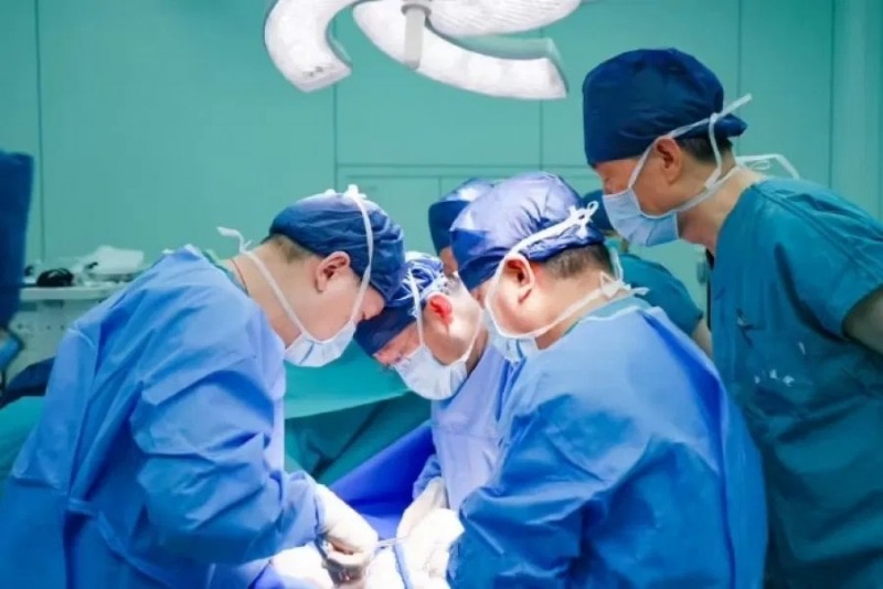 중국 시징병원 의료진 수술 장면(웨이보 캡처)