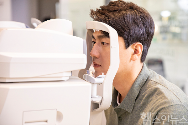 시신경이 손상되면서 결국 실명에 이를 수 있는 녹내장. 이는 정상 안압도 안심할 수 없어 더 주의가 요구된다. 또 자각 증상 없이 진행 돼 40대부터는 정기 검진을 받아 미리 예방하는 것이 좋다. (클립아트코리아)