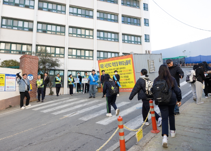 광주시교육청이 14일 대광여고·서진여고 통학로에서 안전 상황을 점검하고, 안전한 통학로를 위한 교통 캠페인을 실시했다.