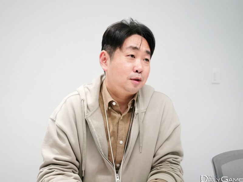 개발의 방향성에 대해 '지속적으로 새로운 재미를 제공하는 것'이라 밝혔다.