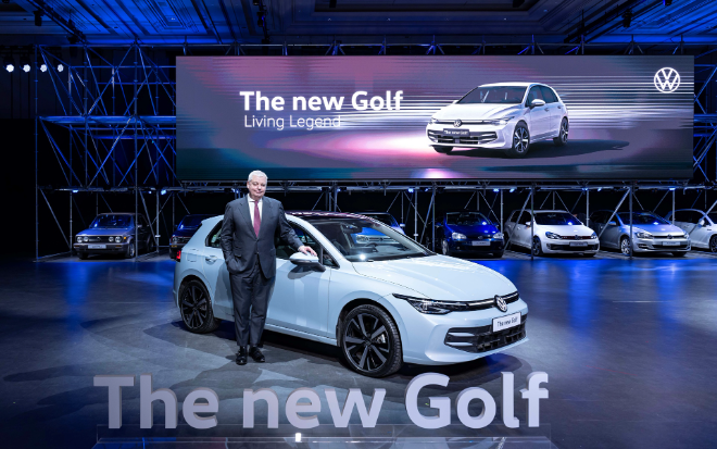 틸 셰어 폭스바겐그룹코리아 사장이 신형 골프와 함께 출시 기념촬영을 하고 있다. ⓒ폭스바겐코리아