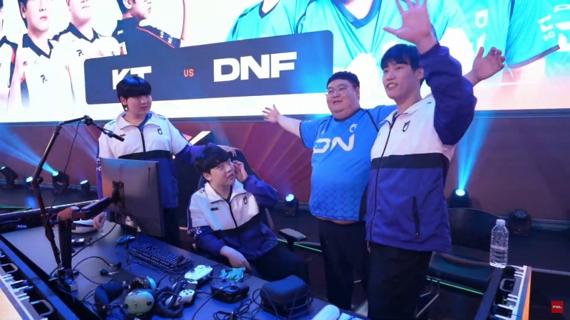 'FC온라인 팀 배틀' B조 최종전에서 승리한 DN 프릭스 선수단(출처='FC온라인' e스포츠 공식 유튜브 채널 영상 화면 캡쳐).