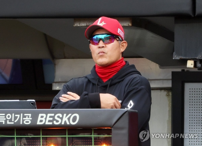 경기 지켜보는 이숭용 감독