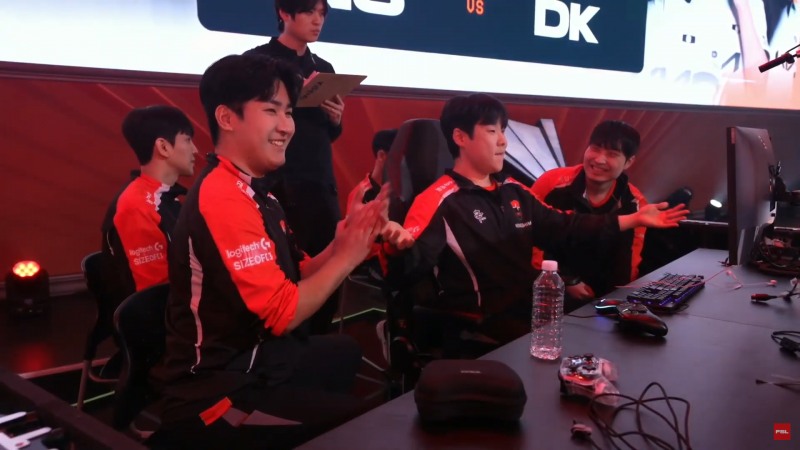 'FC온라인 팀 배틀' 농심 레드포스 선수단(출처='FC온라인' e스포츠 공식 유튜브 채널 영상 화면 캡쳐).