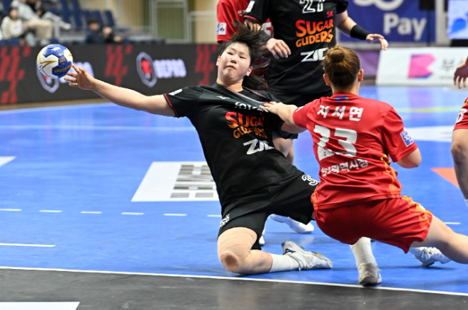 SK슈가글라이더즈 신채현이 허슬플레이를 선보이고 있다. / 사진제공=한국핸드볼연맹