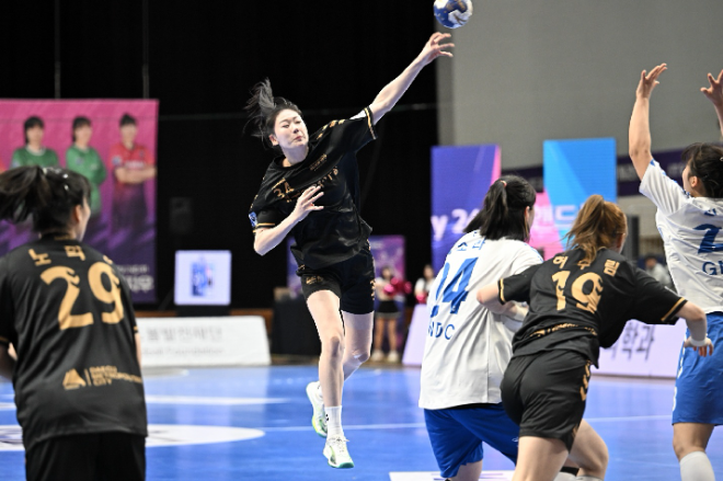 대구광역시청 정지인이 중거리 슛을 시도 중이다. / 사진제공=한국핸드볼연맹