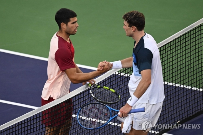 4강 탈락 후 드레이퍼(오른쪽)와 악수하는 알카라스