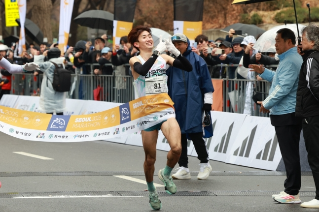 2025 서울마라톤 남자 국내부 1위 김홍록
