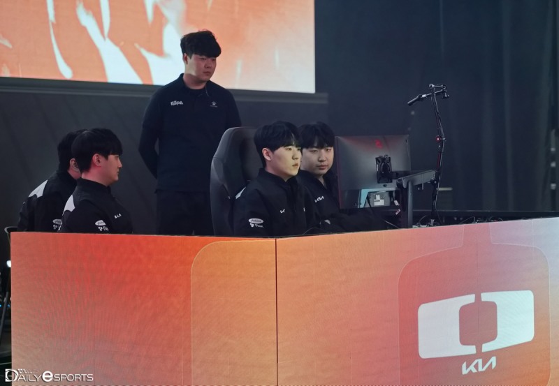 디플러스 기아는 초반 2승으로 기세를 올렸으나 3세트부터 패배가 이어지며 아쉽게 경기를 마쳤다.