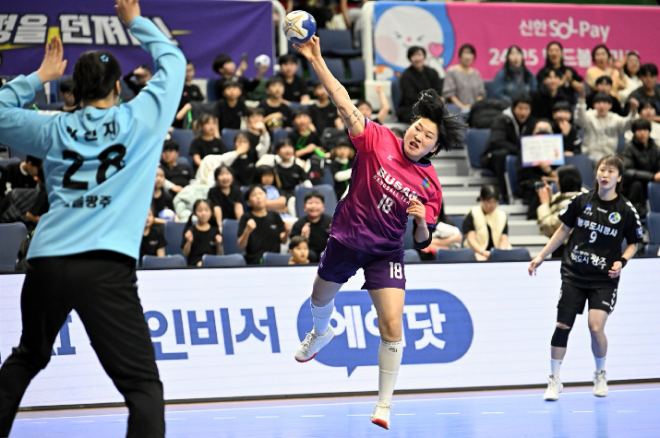 부산시설공단 문수현이 점프슛을 하고 있다. / 사진제공=한국핸드볼연맹