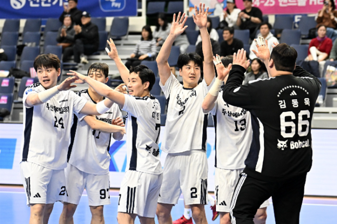 정규리그 10연패를 확정 짓고 환호하는 두산 선수들. / 사진제공=한국핸드볼연맹