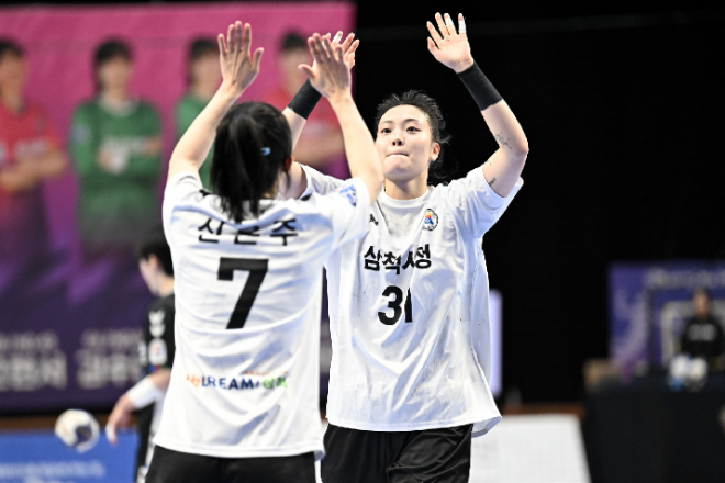삼척시청 김보은이 득점 후 하이파이브를 하고 있다. / 사진제공=한국핸드볼연맹