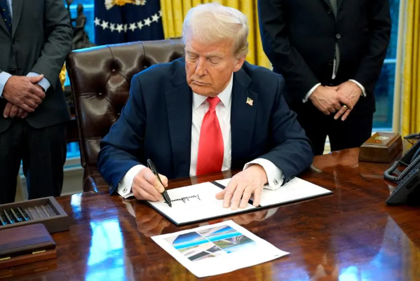 (상보) 트럼프, 상하원 통과 6개월 예산지출 법안 서명