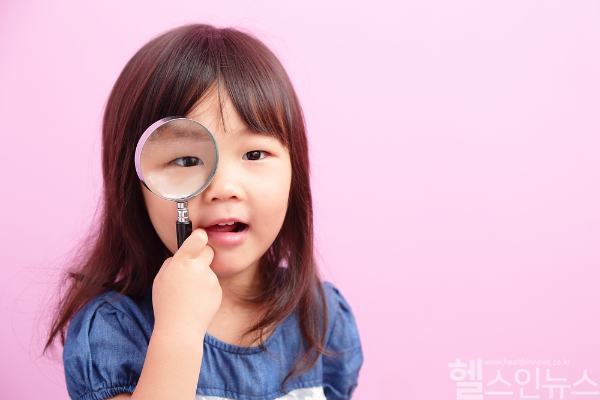 주로 아이들에게 많이 보이는 사시는 조기 치료가 매우 중요하다. 가급적 기력이 완성되는 6~7세에 검사받고 적극적인 자세로 치료에 임해야 한다. (클립아트코리아)