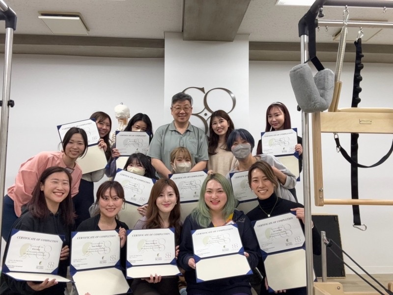 MPI 모던필라테스의 김항진 대표(맨 윗줄 가운데) 가 지난 3월 10일부터 11일까지 일본 도쿄에 위치한 ‘Cocolance Pilates Studio’에서 개최된 제1회 일본 워크샾에서 참가자들과 기념촬영을 하고 있다.