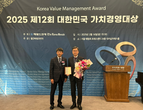 이주호 인천TP 원장(오른쪽)이 김형곤 헤럴드경제 총괄상무(왼쪽)과 기념사진을 찍고 있다.