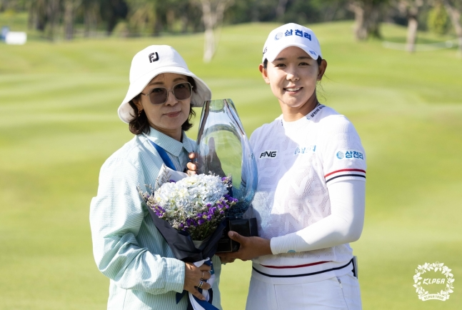 어머니(왼쪽)와 함께 포즈를 취한 박보겸