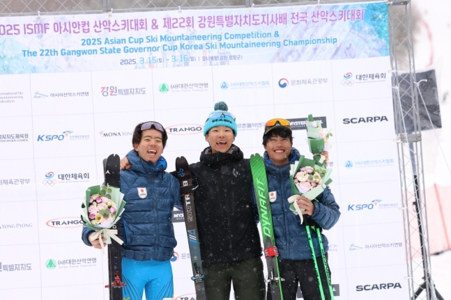 남자부 U-20 버티컬과 스프린트에서 2관왕을 차지한 정재원(가운데)