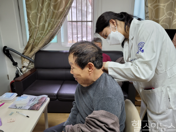 자생한방병원 의료진이 논현경로당을 방문해 한방의료봉사를 실시하고 있다. (자생한방병원 제공)