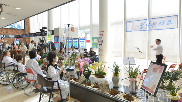 지난 15일 에이치플러스 양지병원 힐링콘서트 ‘Love The Spring’ 이 봄날을 따뜻하게 비췄다. (H+양지병원 제공)