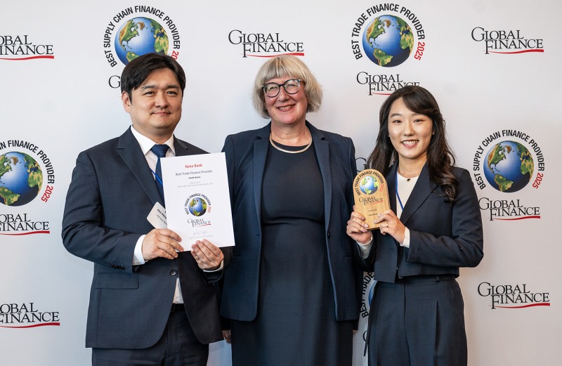 하나은행은 미국 글로벌 금융ㆍ경제 전문지 '글로벌파이낸스'가 선정하는‘2025 대한민국 최우수 무역금융 은행(Best Trade Finance Provider in Korea 2025)’상을 수상했다.이날 시상식에 참석한 김동혁 가산디지털금융센터지점 팀장(사진 왼쪽)이 길리 라이트(Gilly Wright) 글로벌파이낸스誌 트랜잭션 뱅킹 에디터(사진 가운데)와 기념 촬영을 하고 있다.