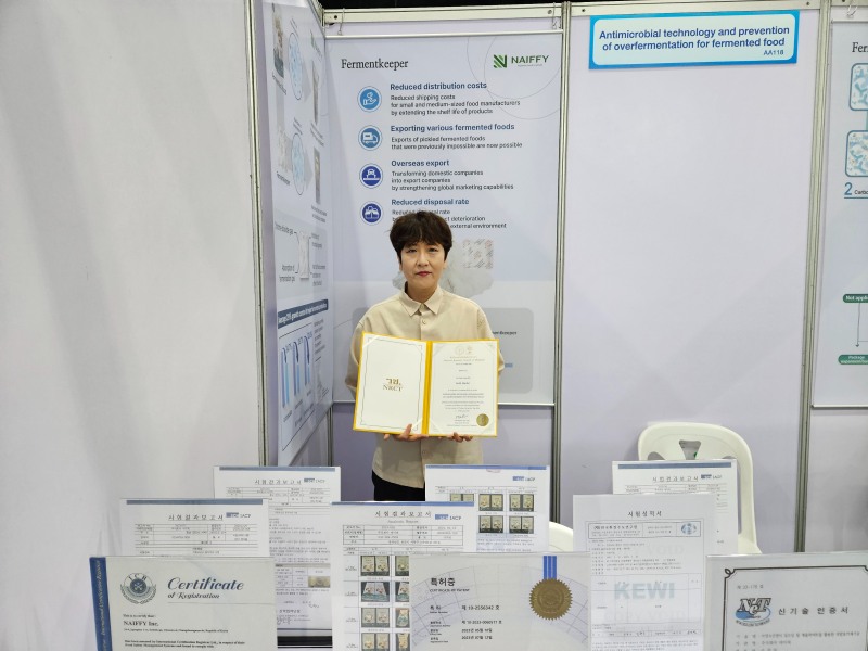 ㈜네이피 손정미 대표가 태국 방콕에서 열린 국제발명대회에서 금상을 수상하고 기념촬영하고 있다. 제공=(주)네이피