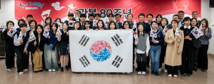 ‘광복 80주년 전남 의(義) 교육 추진단’이 여수독립항쟁기념탑 앞에서 기념촬영 하고 있다.