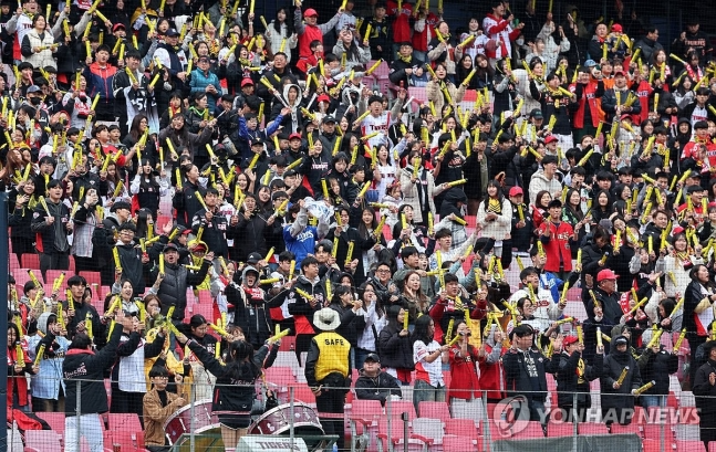 시범경기 관람하는 KIA 야구팬