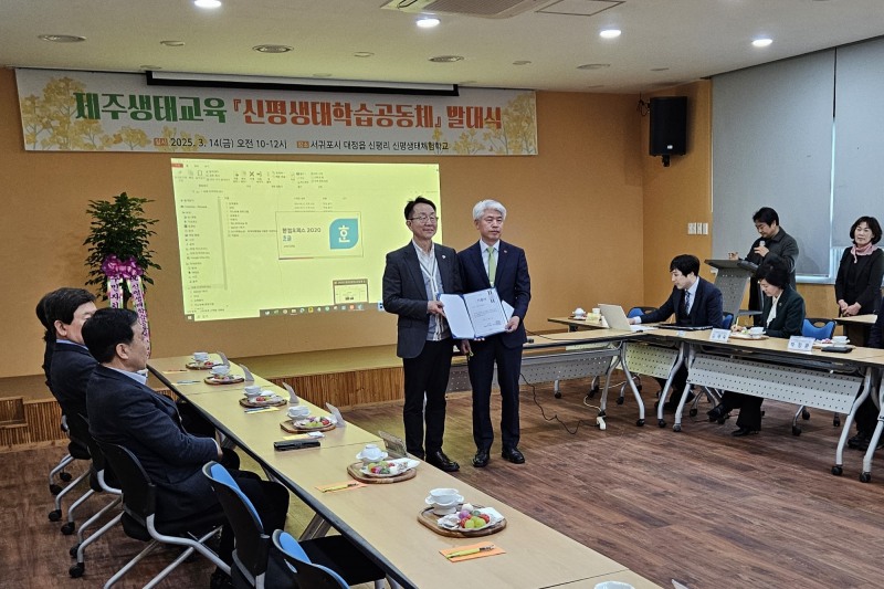 TYM은 지난 14일 제주도에서 열린 ‘신평생태학습공동체’ 발대식에서 서귀포산업과학고 자영생명산업과에 ‘RGO-690’ 자율주행 이앙기를 기증했다고 17일 밝혔다. (왼쪽부터) TYM 김동익 국내사업본부장, 서귀포산업과학고 문경삼 교장.