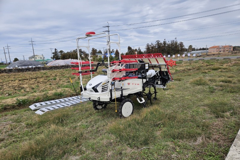 TYM이 서귀포산업과학고에 기증한 자율주행 이앙기 ‘RGO-690’. (사진제공: TYM)