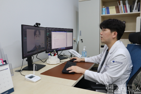 류마티스내과 비대면 진료를 보고 있는 모습 (센텀종합병원 제공)