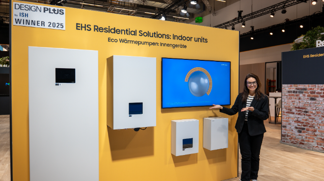 17일(현지시간) 독일 프랑크푸르트에서 냉·난방 공조 전시회 'IHS 2025'가 개막하는 가운데 삼성전자 전시장 담당자가 고효율 히트펌프 제품을 소개하고 있다. ⓒ삼성전자