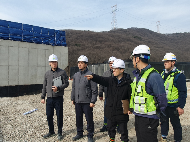 정선식 안전보건공단 경기동부지사장(오른쪽 세번째)이 17일 경기 광주시 소재 고속국도 제400호선 양평-이천간 건설공사 제1공구에서 안전점검 및 캠페인을 실시했다.