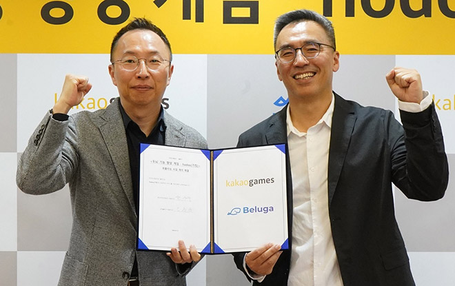 카카오게임즈 한상우 대표(왼쪽)와 벨루가 김종윤 대표가 기념 촬영을 하고 있다, 사진 제공 : 카카오게임즈