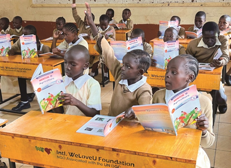 케냐 나이로비 마타레노스초등학교에서 학생들이 위러브유가 기증한 새 책상에 앉아 새 교과서로 공부하고 있다.