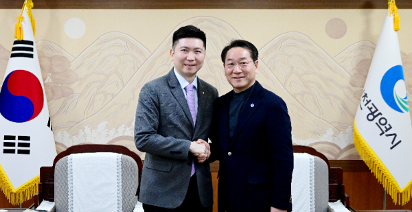 유정복 인천광역시장이 지난 17일 시청 접견실에서 유승민 대한체육회장을 접견하고 협력 방안을 논의한 뒤 기념촬영을 하고 있다.