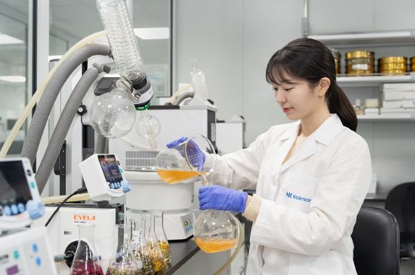 한국콜마 연구원이 소재를 활용한 연구개발을 하고 있다.