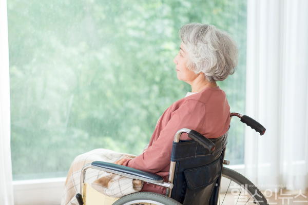 파킨슨병 환자 절반 이상에게 동반된다고 과언이 아닌 우울증은 노년기 환자들에게 큰 부담으로 다가오고 있다. (클립아트코리아)