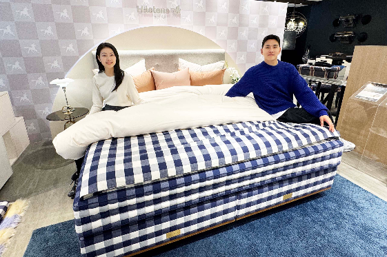 갤러리아백화점이 서울 명품관에서 스웨덴 프리미엄 침대 브랜드 '해스텐스(Hästens)'의 최상급 모델 '비비더스'를 국내 단독으로 선보인다. (갤러리아백화점 제공)