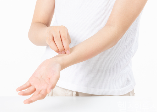 아침, 저녁 일교차가 커지는 봄철에는 피부 장벽이 손상되기 쉬워질 뿐 아니라 건조한 기후에 미세먼지까지 더해져 아토피피부염 증상이 더 심해질 수 있어 주의해야 한다. (클립아트코리아)