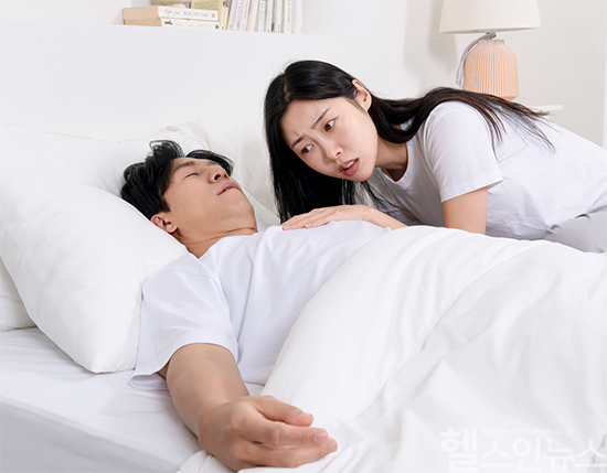 만약 잠을 너무 많이 자서 잠돌이, 잠순이라는 별명을 갖고 있다면 수면무호흡증이 있는 것은 아닌지 의심해 보는 게 좋다. (숨수면클리닉 제공)