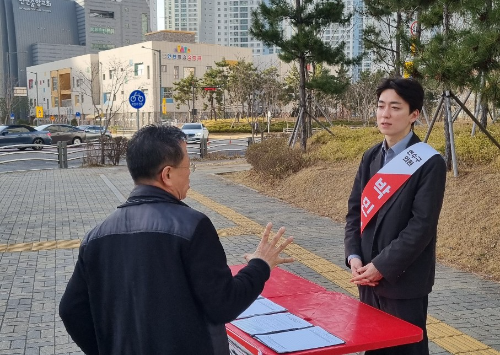 박민협 연수구의원(국민의힘·송도2,4,5)이 송도 8공구 인천 지하철 1호선 연장을 위해 주민 서명운동을 벌이고 있다.
