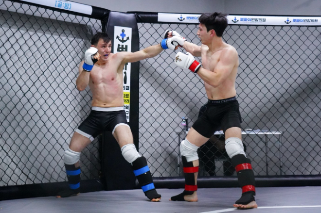 고려인 파이터 황유리(왼쪽)가 ’뽀빠이연합의원KMMA아산1’ 메인이벤트에서 김해율하팀매드 배성국을 상대하고 있다. 사진=스탠다드앤드프로그레스 스포츠에이전시 제공
