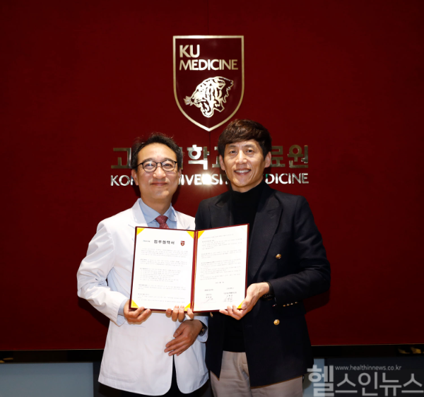 김학준 고려대학교 의료원산학협력단장, 정경호 (주)에이닷큐어 대표이사 (고대의료원 제공)