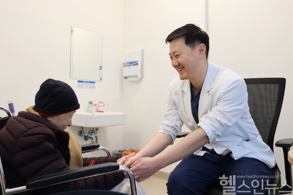 조준환 중앙대학교광명병원 순환기내과 교수(우측)와 환자 A씨(좌측) (중앙대학교광명병원 제공)