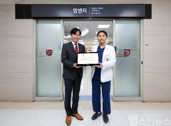 (왼쪽부터) 김태호 인튜이티브 상무, 장영우 유방내분비외과 교수 (고대안산병원 제공)