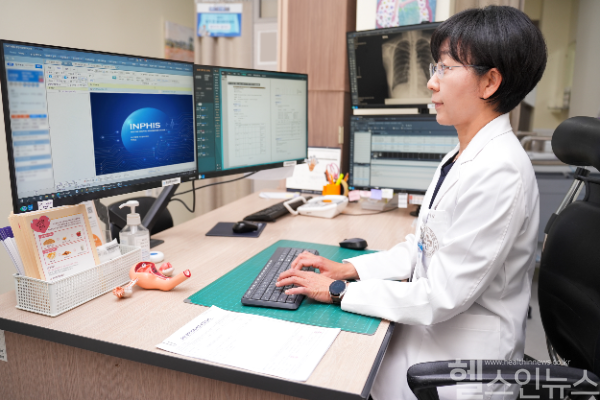 차세대 통합의료정보시스템 ‘인피스’로 진료 정보를 확인 중인 의료진 모습. (인제대학교 백병원 제공)